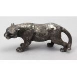 Skulptur einer Raubkatze.Massives 935/000 Silber, 157 g. Ziselierte Fellstruktur. 20. Jh. L. 9 cm.