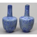 Paar Vasen, Sèvres.Porzellan. Keulenform auf kurzem, runden Stand. Fein gesprüngelte, teils