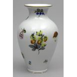 Vase in Eiform, Herend.Polychrome Früchte- und Blumenmalerei "Market Garden", Goldränder. Blaue