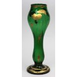 Jugendstil-Vase.Gestreckter, keulenförmiger, grüner Glaskorpus. Florale, teils polierte