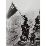 Chaldej, Jewgeni (1917 Moskau 1997)"Die Siegesfahne über Berlin am 30.4.1945", so verso auf