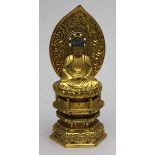 Skulptur des Amida.Holz, Gold- und Schwarzlack sowie Farbe. Aus mehreren Teilen zusammengesetzte