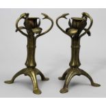 Paar Jugendstil-Leuchter,je einflammig. Bronze/Messing. Blattförmiger Schaft mit drei plastischen