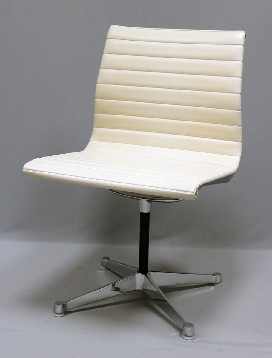 Eames, Charles & RayStuhl "EA 105". Vierstrahliger, verchromter Alufuß mit weißen Gleitern. Drehbare