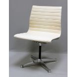 Eames, Charles & RayStuhl "EA 105". Vierstrahliger, verchromter Alufuß mit weißen Gleitern. Drehbare