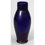 Jugendstil-Vase.Eiförmiger, blauer Glaskorpus mit irisierendem Überfang. Kralik, Eleonorenhain, um