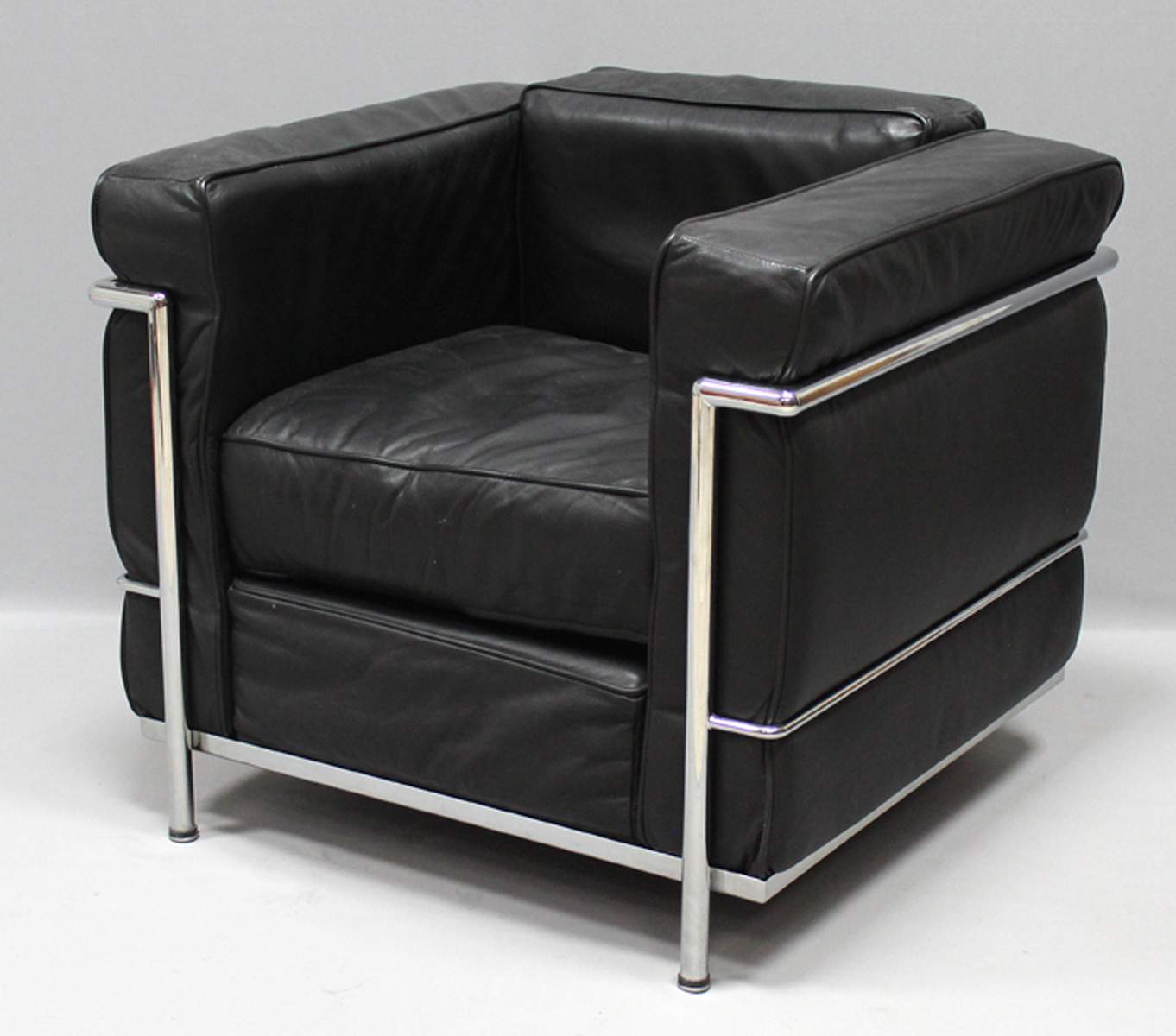 Le Corbusier (1887-1965)Lounge-Sessel Grand Confort, Model No. "LC2". Verchromtes Stahlrohrgestell