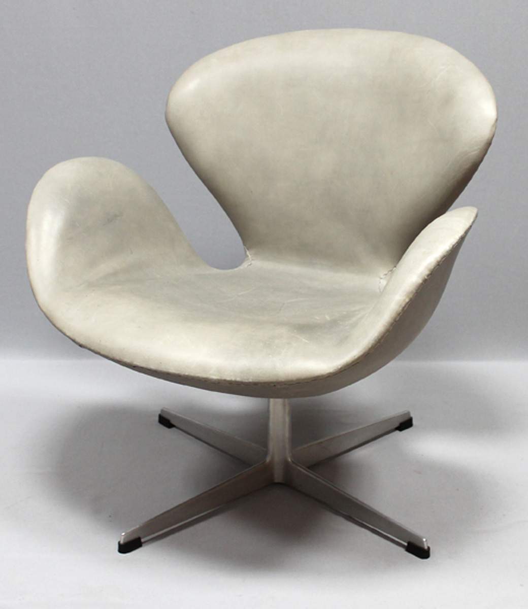 Jacobsen, Arne (1902-1971)The "Swan Chair", Modell 3320. Fußkreuz aus Aluminium, drehbarer