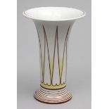 Böhm, Ernst (1890 Berlin 1963)Art Deco-Vase in Trompetenform. Porzellan. Geometrische Bemalung in