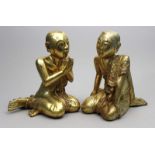 Paar Mönchs-Skulpturen.Mehrteilige Holzskulpturen sitzender Mönche, eine Figur mit vor dem Körper