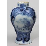 Vase, Delft.Fayence. Heller Scherben mit grauer Glasur. Schauseitig Landschafts- und Ornamentmalerei