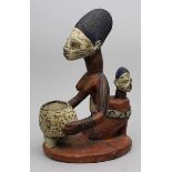 Mutterskulptur, Yoruba.Holz, farbig gefasst. So genannte Schalenträgerin, kniend mit Kind auf dem