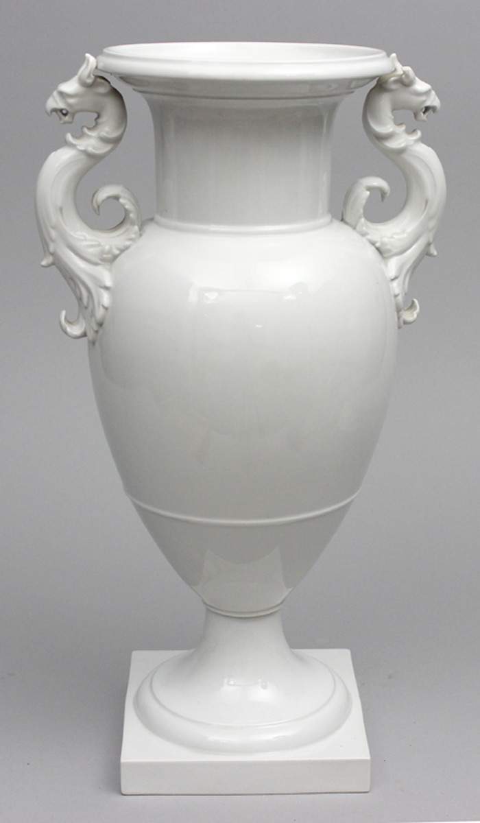 Französische Vase mit Greifenhenkeln, KPM Berlin.Weiß. Nach einem Entwurf von 1830. 1 Ohr best.