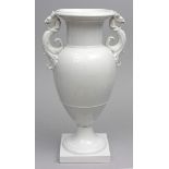 Französische Vase mit Greifenhenkeln, KPM Berlin.Weiß. Nach einem Entwurf von 1830. 1 Ohr best.