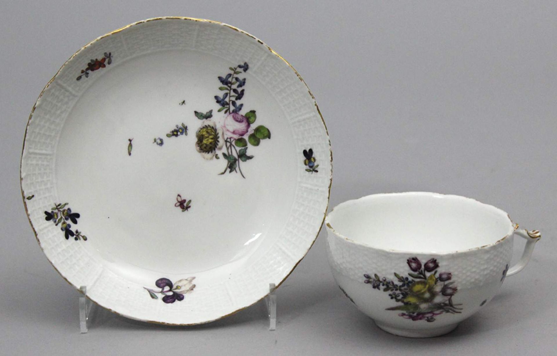 Tasse mit Untertasse, Meissen,"Alt Osier". Bunte Blumenmalerei, Goldränder. Teils berieben.