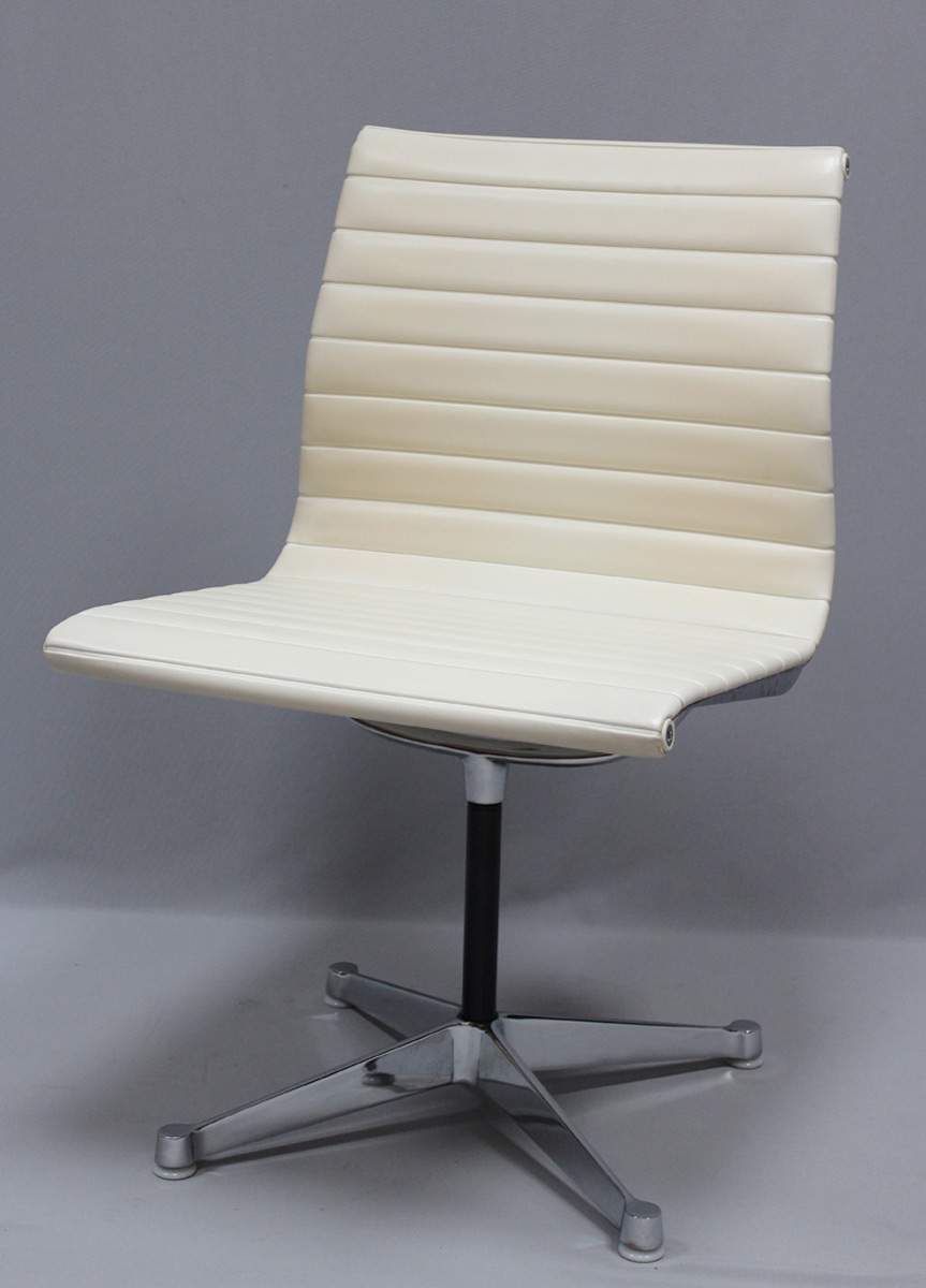 Eames, Charles & RayStuhl "EA 105". Vierstrahliger, verchromter Alufuß mit weißen Gleitern. Drehbare