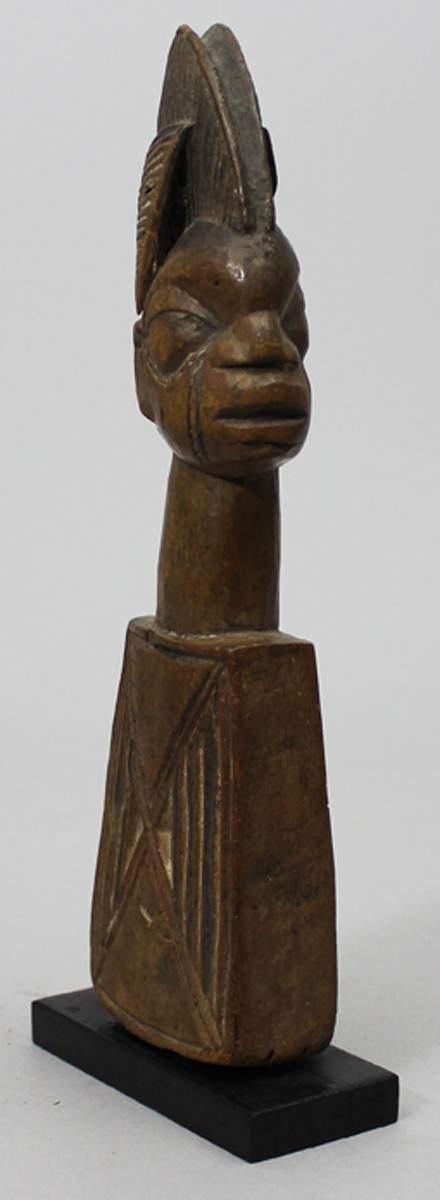 Kinderspielpuppe - Omo-Langidi, Yoruba.Mittelbraunes Holz mit schöner Gebrauchspatina. Die wohl