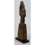 Kinderspielpuppe - Omo-Langidi, Yoruba.Mittelbraunes Holz mit schöner Gebrauchspatina. Die wohl