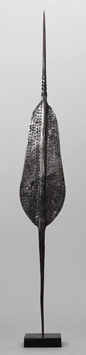 Primitivgeld - Mapuka, Mangbetu.Lanzenähnliches Objekt mit Mittelteil in Blattform, oben mit langer,