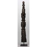 Große Trompete - Olifant, Zaire.Braunes Holz mit beriebener, schwarzer Patinierung. In der Art der
