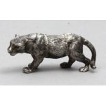 Skulptur einer Raubkatze.Massives 935/000 Silber, 205 g. Ziselierte Fellstruktur. 20. Jh. L. 9,5