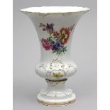 Vase in Trompetenform, Meissen.Buntes Blumenbouquet, Reliefdekor mit Goldrändern und -staffage.