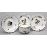 Drei Teller und Zuckerdose, Meissen,"Neubrandenstein". Bunt gemalte Früchtebouquets mit Blumen und