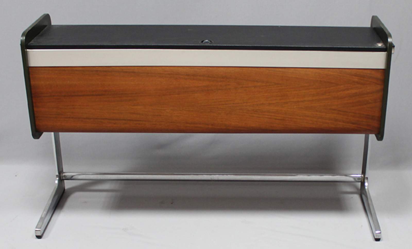 Nelson, George (1908-1986)Sideboard wohl aus der "Action Office Serie". Aluminiumfuß, Seitenteile