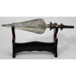 Schwert, Saka.Blattförmige, spitz zulaufende Klinge aus geschmiedetem Eisen, beidseitig mit