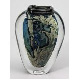 Guillot, Alain (geb. 1948 Frankreich)Vase. Dickwandiges Glas mit farbigen Einschmelzungen in Blau,