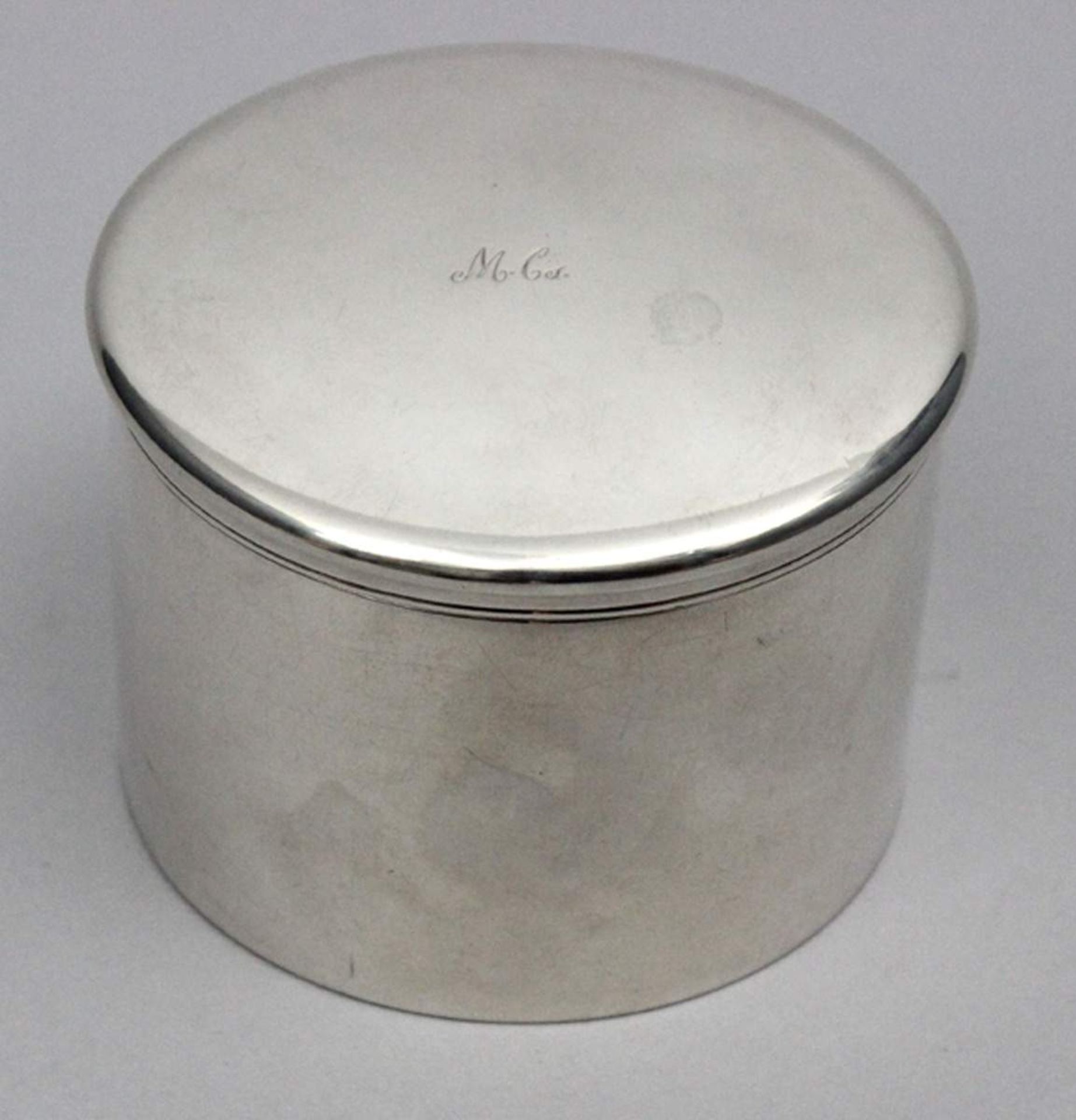 Biedermeier-Tabakdose.13 Lot Silber, 231 g. Zylindrischer Korpus, Stülpdeckel monog. "MC". Mz. "