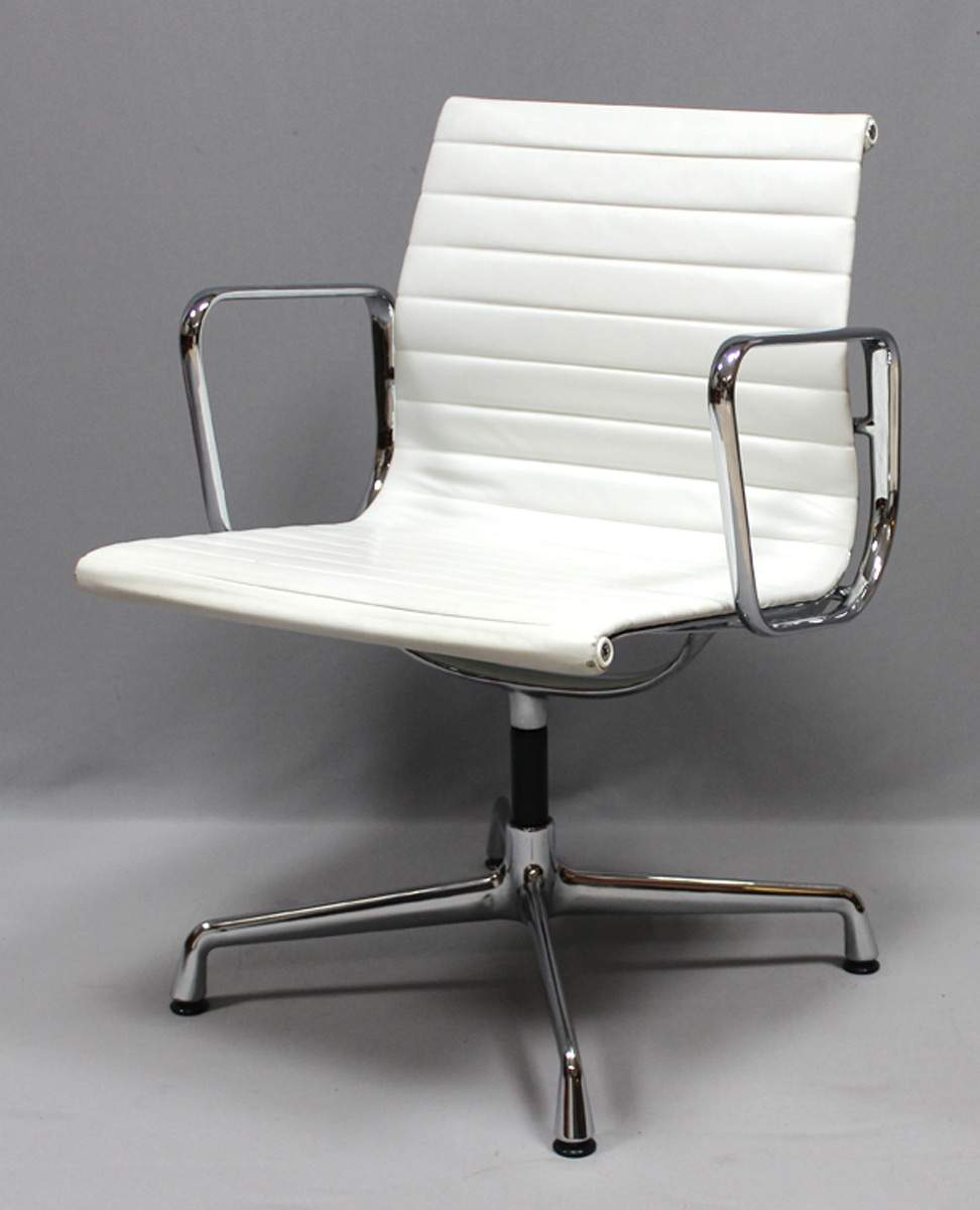 Eames, Charles und RayArmlehnstuhl "EA 108", 4-strahliger, verchromter Alufuß mit schwarzen