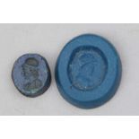 Antike Gemme.Opakes, blaues auf schwarzem Glas (Nicolo-Imitat). Hochovale Darstellung einer