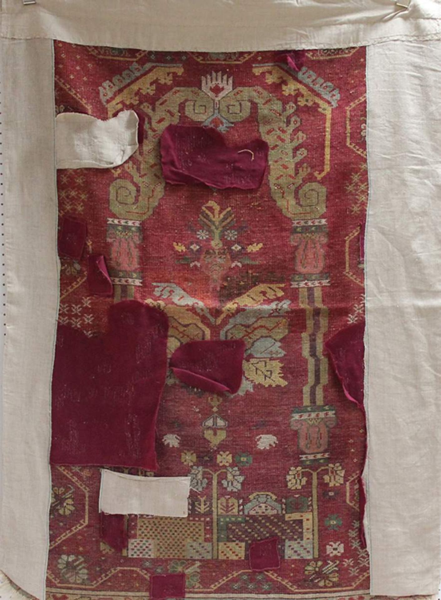 Gebetsteppich (wohl kaukasisch, 19. Jh.), ca. 159x 111 cm.Fragment. - Bild 2 aus 2