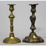 Zwei Leuchter im Stil Louis XV. bzw. XVI.,je einflammig. Bronze, vergoldet. Rocaillen- bzw.