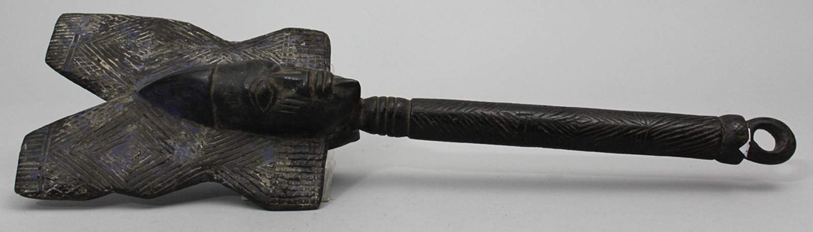 Shango-Stab, Yoruba.Schwärzliches Holz. Geschnitzter, szepterähnlicher Stab, bekrönt mit - Image 2 of 2