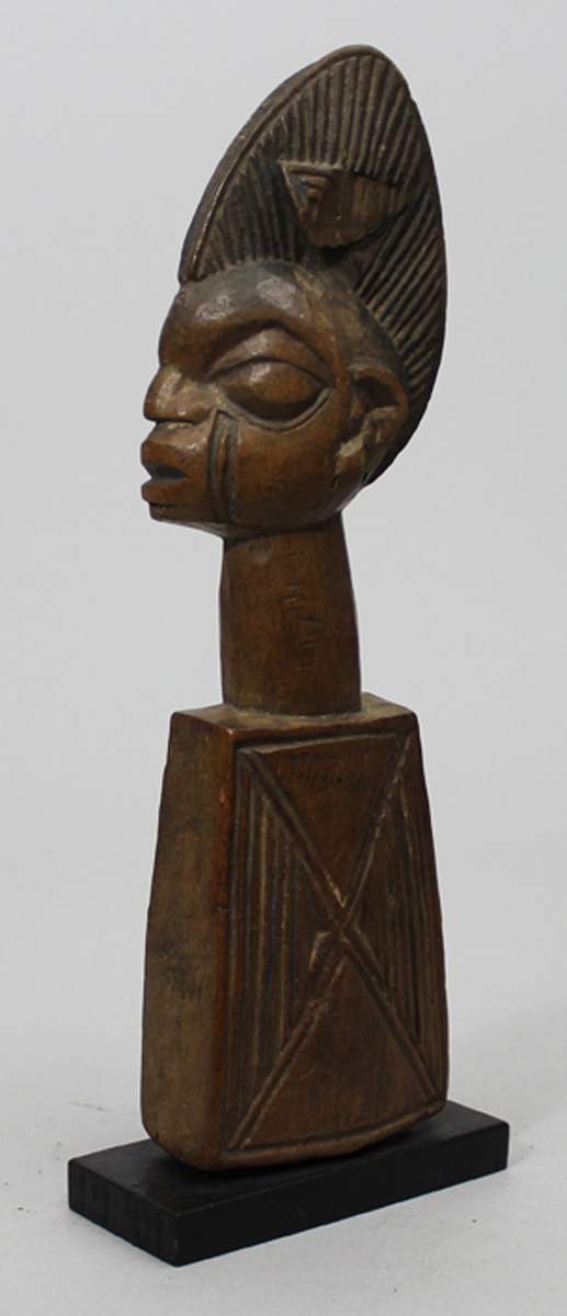Kinderspielpuppe - Omo-Langidi, Yoruba.Mittelbraunes Holz mit schöner Gebrauchspatina. Die wohl - Image 2 of 2