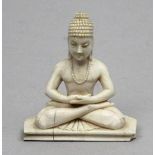 Im Meditationssitz sitzender Buddha.Elfenbein, geschnitzt. Ecke des profilierten Sockels best.