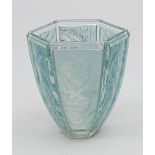 Art Deco-Vase, Frankreich.Hellblaues Pressglass. Sechskantige Glockenform mit reliefierten
