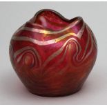 Jugendstil-Vase, Lötz.Kugelförmiger Glaskorpus, rot irisierend mit unregelmäßigen Silberstreifen.