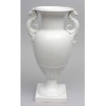 Französische Vase mit Greifenhenkeln, KPM Berlin.Weiß. Nach einem Entwurf von 1830. Szeptermarke