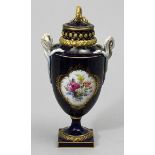 Potpourri-Vase, Meissen.Amphorenform, mit seitlichen Schlangenhenkeln. Kobaltblauer Fond mit