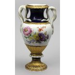 Leuteritz, Ernst August (1818-1886)Schlangenhenkel-Vase. Kobaltblauer Fond mit Staffage in Matt- und