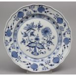 Acht Platzteller, Meissen,"Neuer Ausschnitt". Blaues Zwiebelmuster. Schwertermarke Meissen, 20.