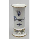 Vase, Meissen.Zylindrisch mit ausschwingender Lippe, auf vier Tatzenfüßen und rundem Sockel.