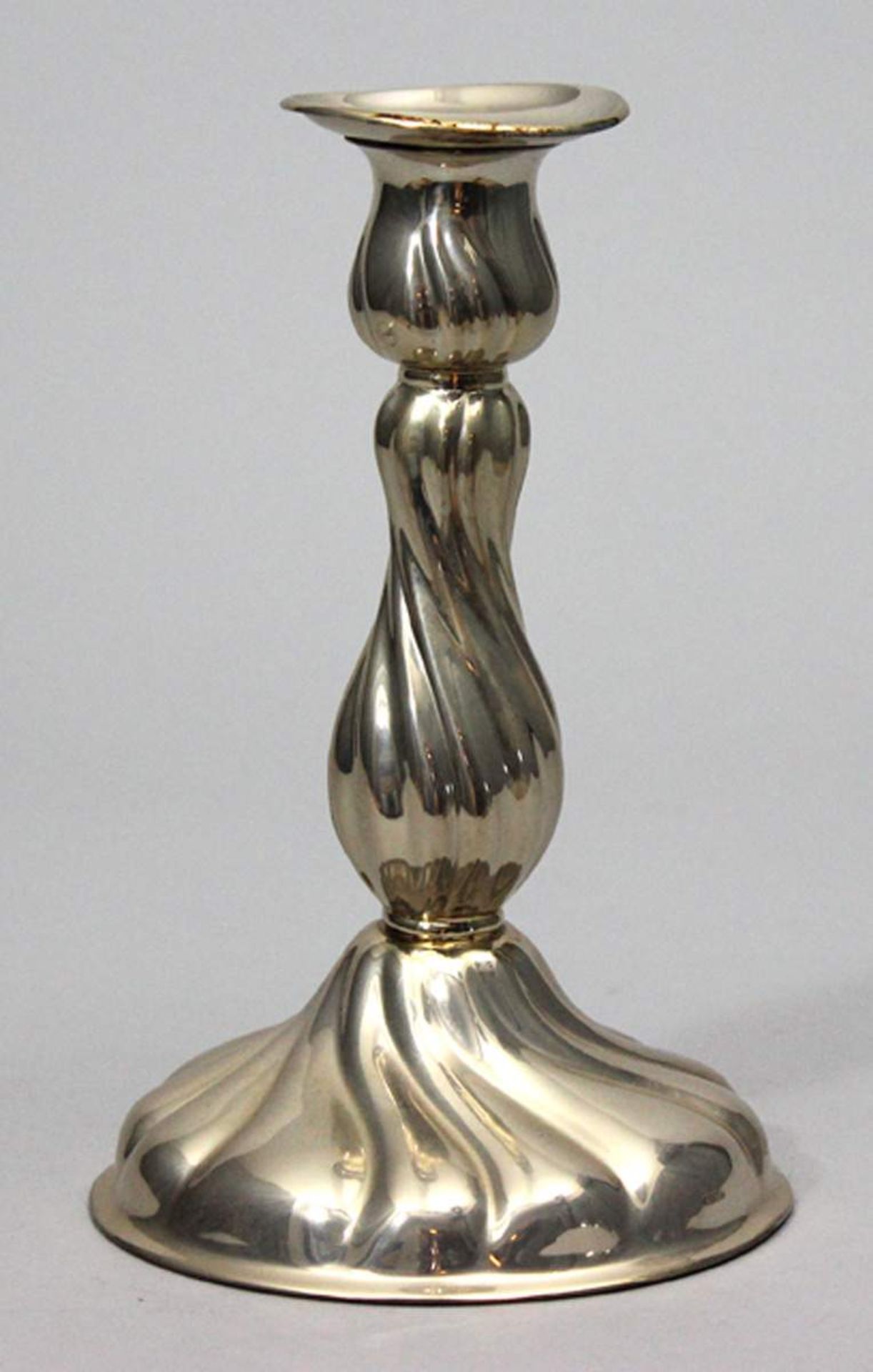 Kerzenleuchter,einflammig. 925/000 Silber, 210 g. In der Art des Dresdener Hofmusters. Rand des