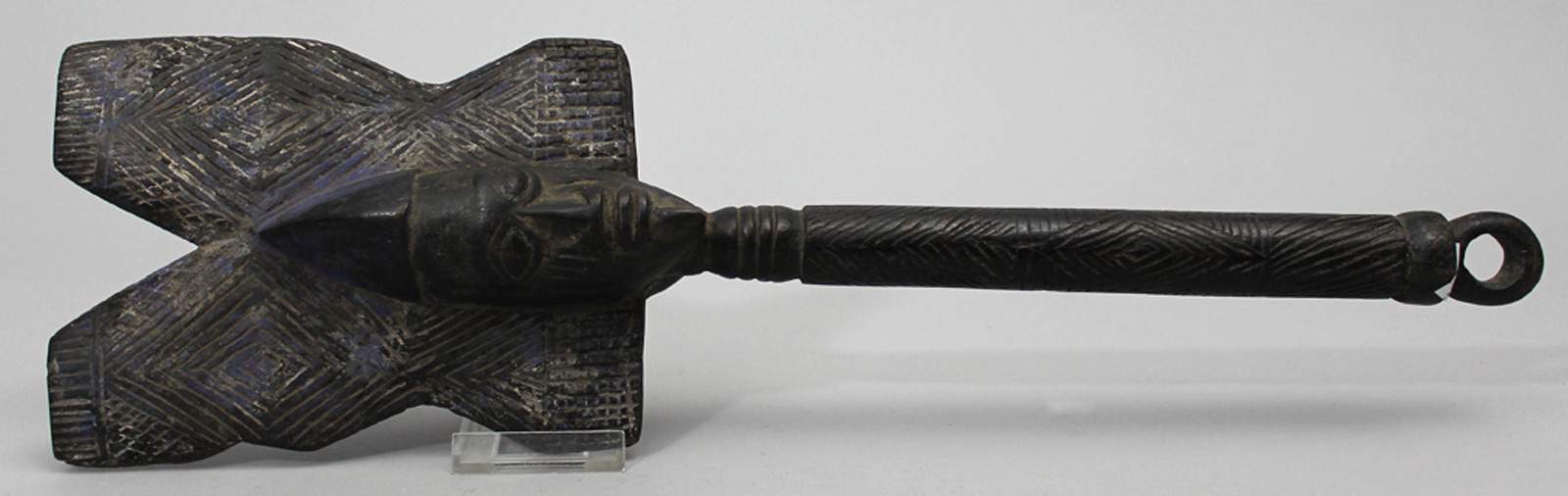 Shango-Stab, Yoruba.Schwärzliches Holz. Geschnitzter, szepterähnlicher Stab, bekrönt mit