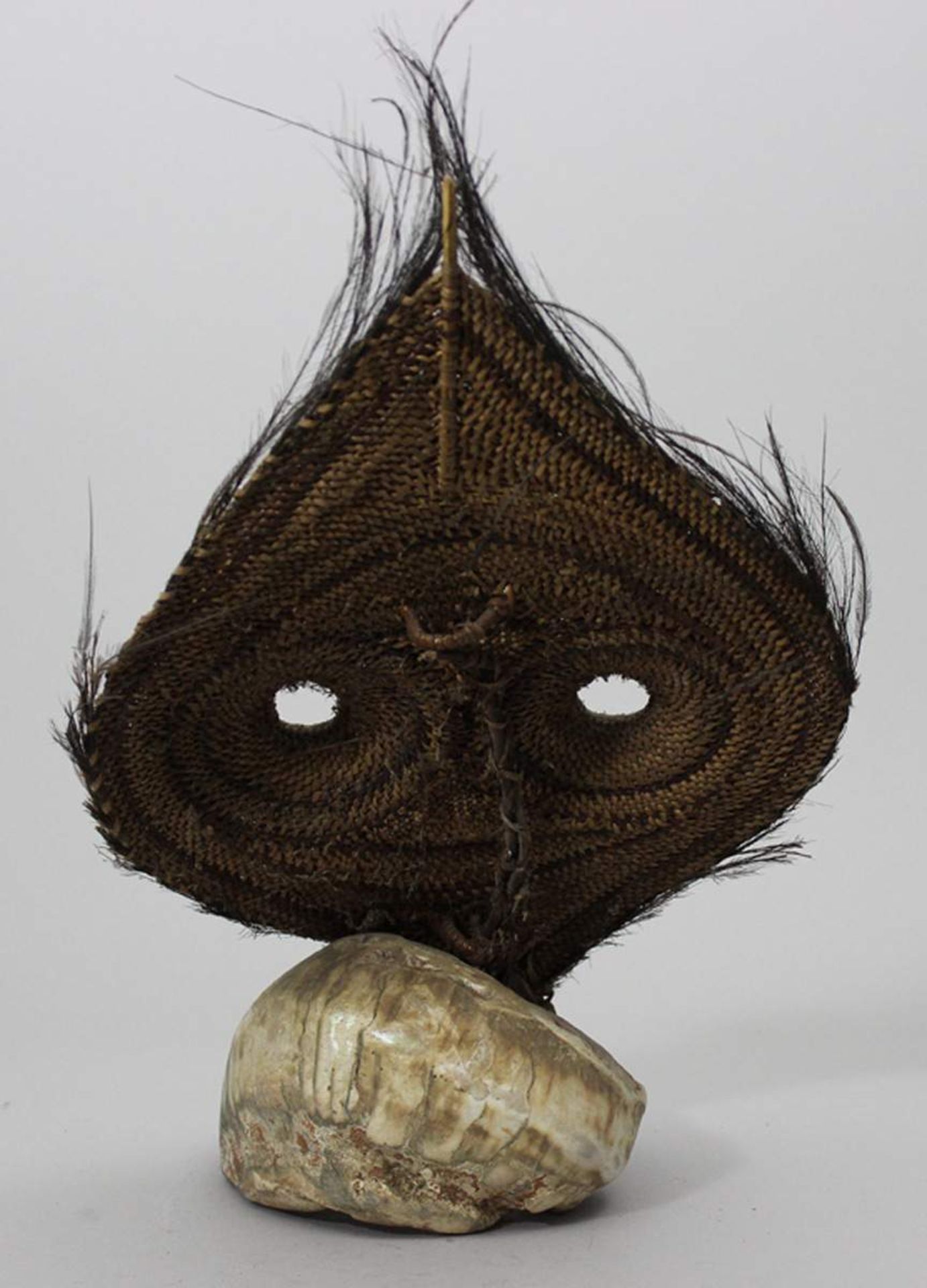 Humbuli-Maske - Talipun, Yangovu.Rattangeflecht, Muschel, Fasern, Kasuarfedern und Pigmente. Flaches - Bild 2 aus 2