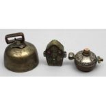 Drei tibetische Ritualobjekte.a) Glocke aus Bronze mit Kupfergriff und Eisenklöppel. Um die