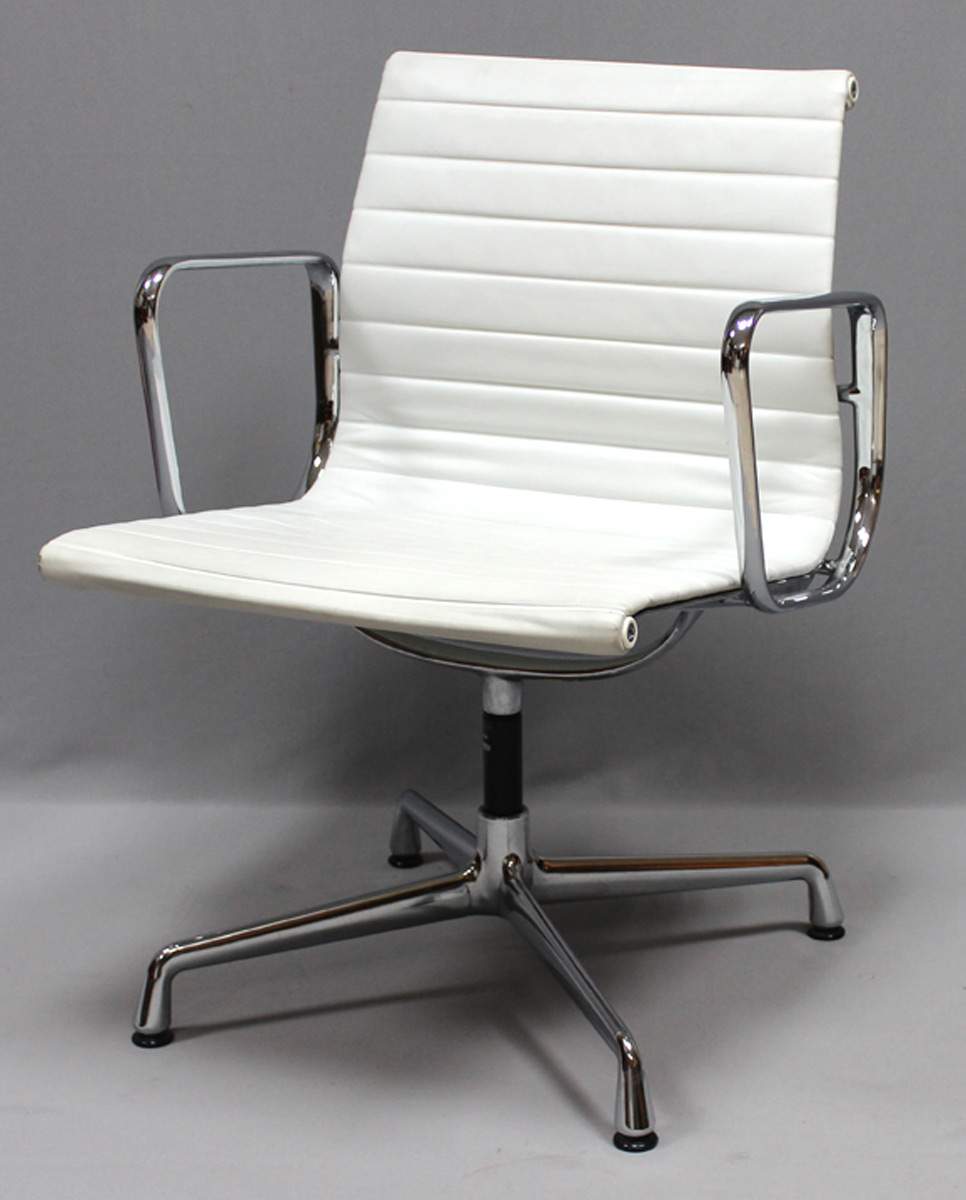 Eames, Charles und RayArmlehnstuhl "EA 108", 4-strahliger, verchromter Alufuß mit schwarzen